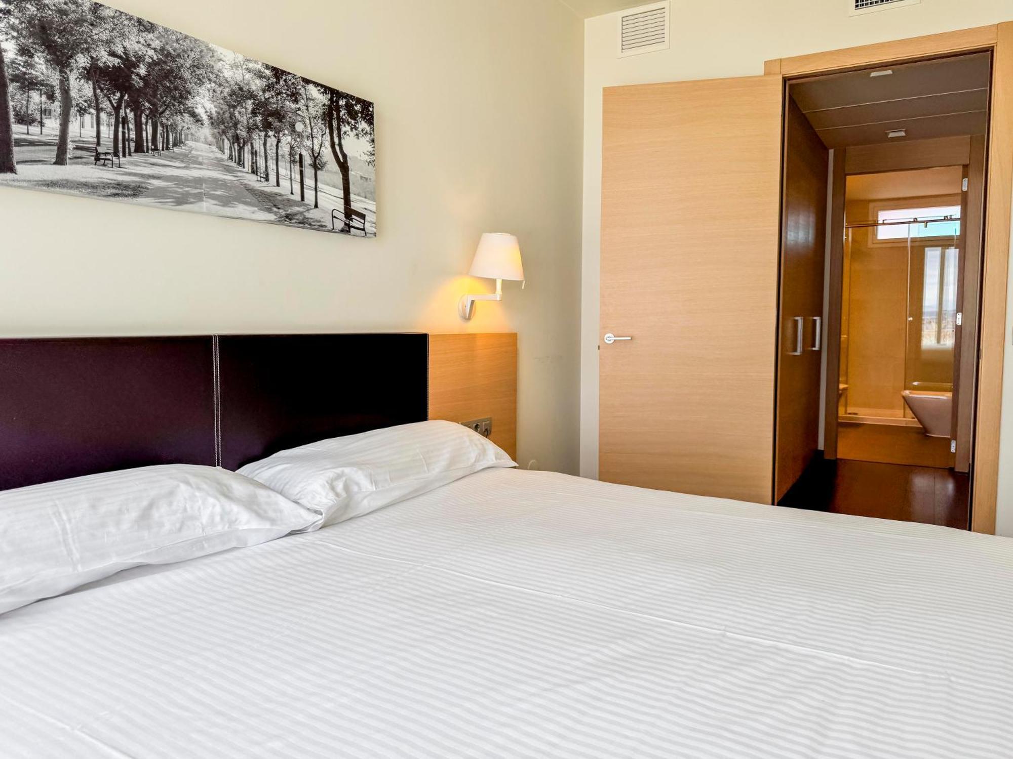Hotel Jardines De Uleta Suites Віторія-Гастейс Екстер'єр фото