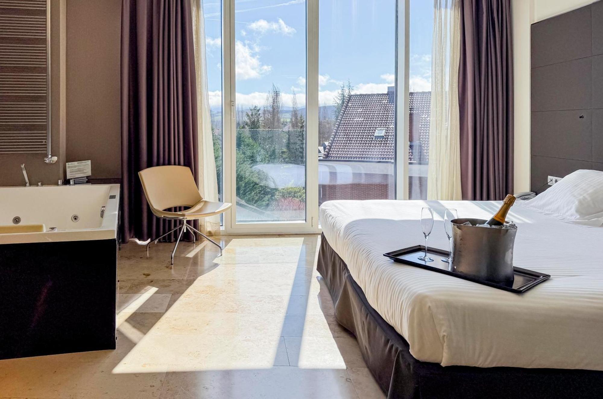 Hotel Jardines De Uleta Suites Віторія-Гастейс Екстер'єр фото